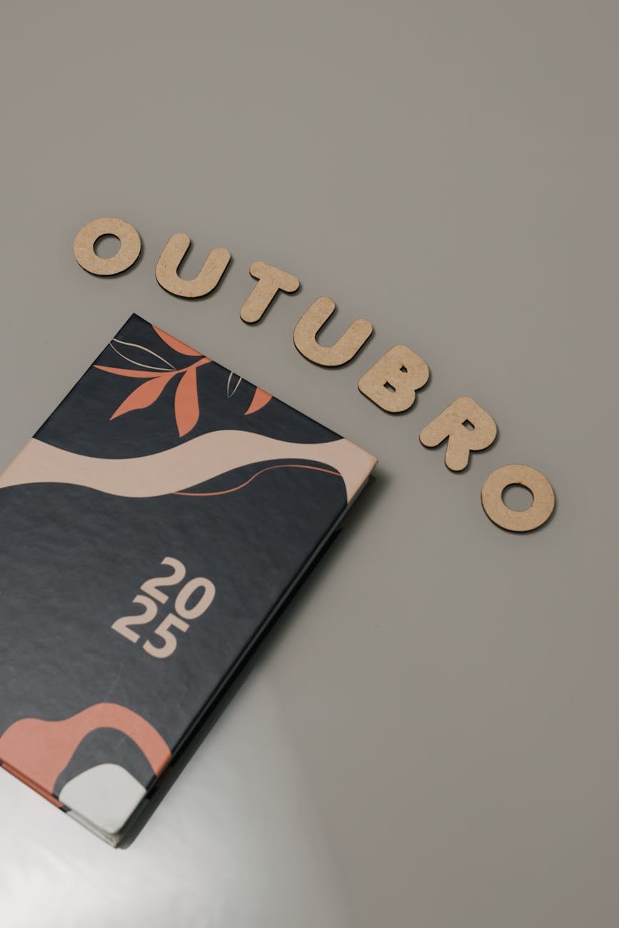 Stylish 2025 planner with 'OUTUBRO' display on sleek surface, ideal for planning.